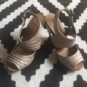 Apostrophe peep toe pumps